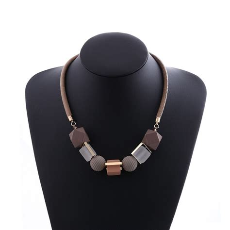 Collier Ras De Cou Pendentifs Sphères Et Cubes En Bois Multicolores