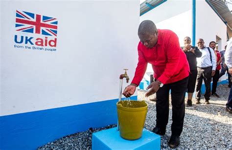 Filipe Nyusi inaugura novo sistema de abastecimento de água em Dombe