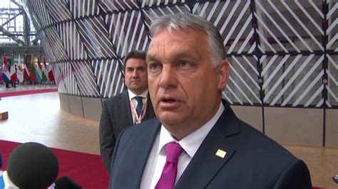 Orbán meldet sich mit neuem Look aus dem Urlaub zurück oe24 at