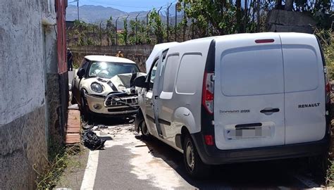 Tres Heridos Tras Aparatoso Choque Frontal Entre Turismo Y Furgoneta En