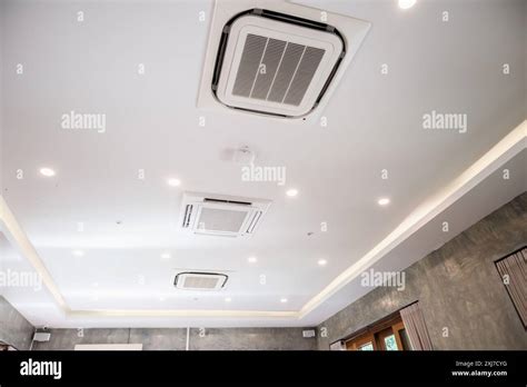 Modern Ceiling Mounted Cassette Type Air Conditioning System Stock