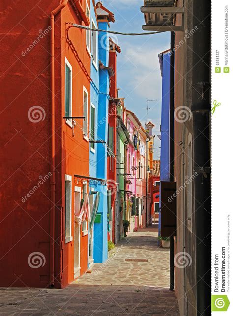 Calle Estrecha Con Los Edificios De Apartamentos Coloridos En Burano