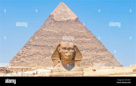 La Gran Esfinge De Giza Egipto Con La Pir Mide De Quephren Al Fondo