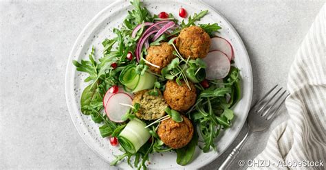 Kichererbsen Bällchen mit buntem Salat Rezept netDoktor at