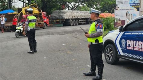 Jalan Pantura Pati Rembang Kembali Macet Satlantas Arahkan Pengemudi