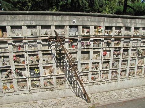 Banda Di Ladri Profanano Una Tomba Di Famiglia Nel Cimitero Di Lanzo