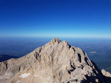 Montagna scarsa visibilità sul Gran Sasso sospese le ricerche dell