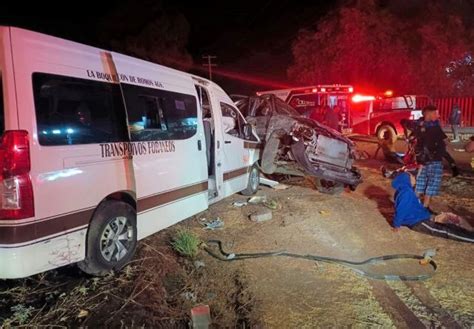 En Aguascalientes Fuerte Choque Entre Una Camioneta Y Una Combi De