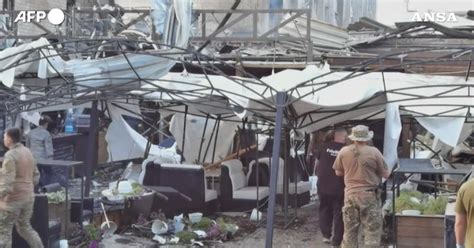 Raid Russo Su Un Ristorante A Kramatorsk Almeno 10 Morti Le Immagini