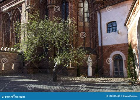 St Anne S Kirche Und Kirche Bernardine Monasterys In Vilnius