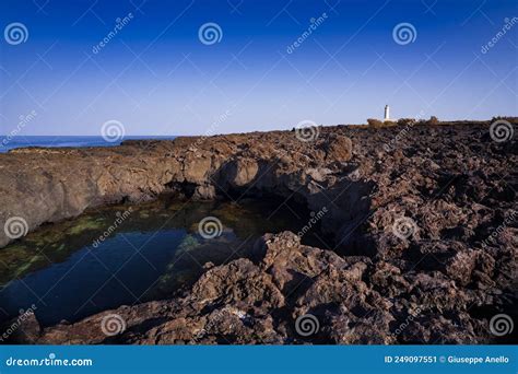 La Playa De Lava De Linosa Llamada Piscine Sicily Imagen De Archivo