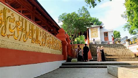 Catatan Mudik 10 Peziarah Di Situs Makam Sunan Gunung Jati Gunakan