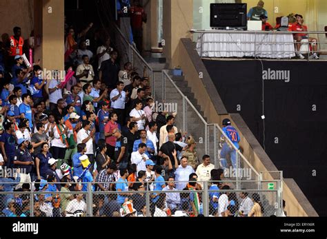 Cricket Fans Legendary Batsman Sachin Tendulkar Walking Dressing Room