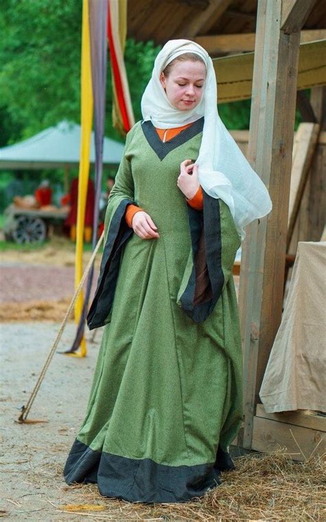Kirtles And Dresses During The 15th Century Artofit