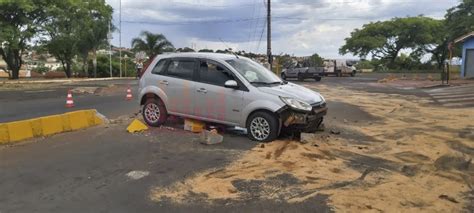 Mulher perde o controle de carro e acerta mureta de obstáculo em