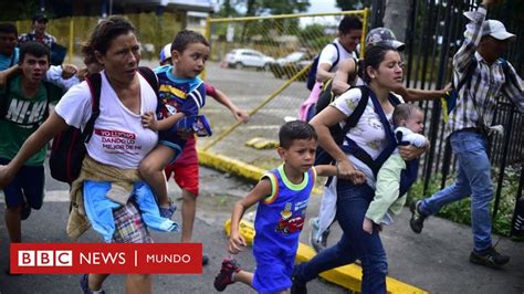 Caravana De Migrantes Cientos De Personas Saltan La Valla En La