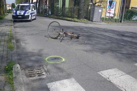 Investe Un Ciclista E Fugge Caccia Allautomobilista Pirata Gazzetta