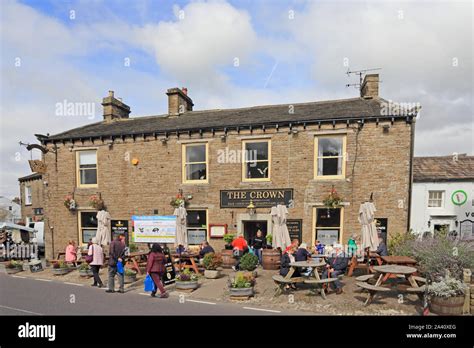 The Crown Pub And Hawes Hi Res Stock Photography And Images Alamy