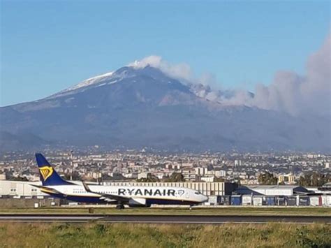 Cenere Etna aeroporto Catania chiuso fino a lunedì mattina