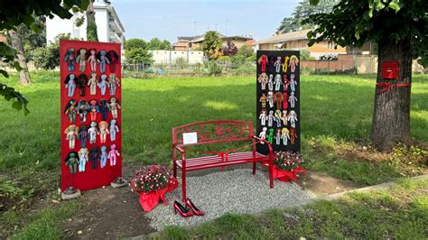 Novara Inaugurata Al Nervi La Panchina Rossa In Memoria Di Giulia