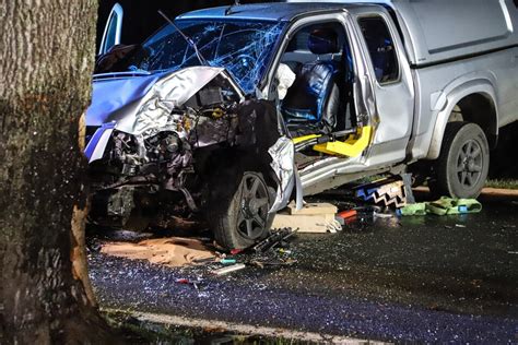 Vollsperrung in Grünhain Beierfeld Geländewagen kracht gegen Baum