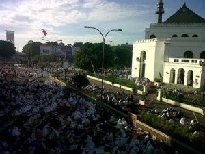 Umat Muslim Penuhi Masjid Agung Dan Sekitarnya Sripoku