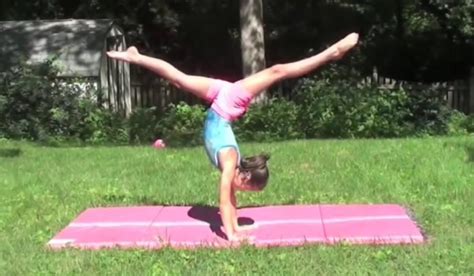 Annie Doing A Handstand Gymnastik Bilder Gymnastik