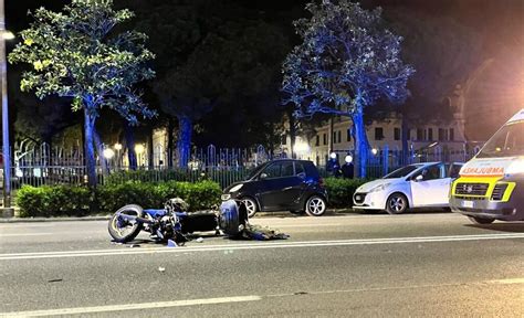 Incidente in Viale Italia nella notte motociclista in ospedale Città