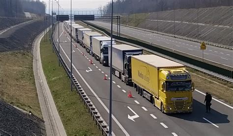 Zablokowana autostrada A1 na Śląsku Paliwo leje się na drogę Radio 90