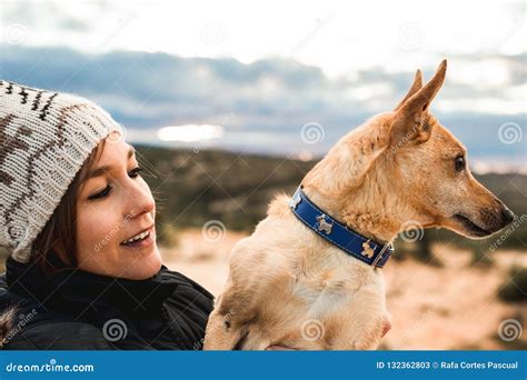 Jeune Femme Baisée Par Son Chien Chien Nouvelles