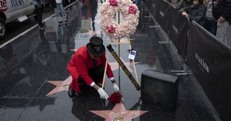 Colocan Flores En La Estrella De Barbara Walters En El Paseo De La Fama