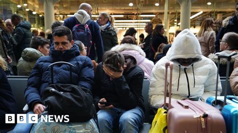 Des Milliers De Personnes Sont Bloqu Es En Cette Nouvelle Ann E Avec L