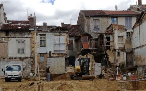 Mont de Marsan une façade de la rue historique des Arceaux sest