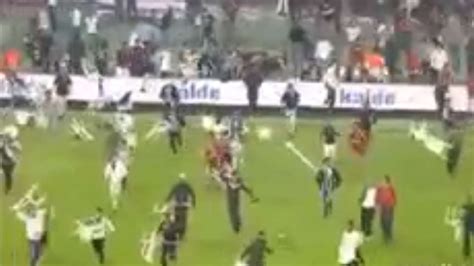 Le Match Besiktas Galatasaray Interrompu Par Un Envahissement De