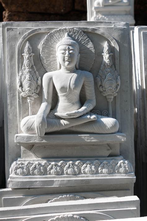 Estatua Blanca De Buddha Imagen De Archivo Imagen De Asia 93521287