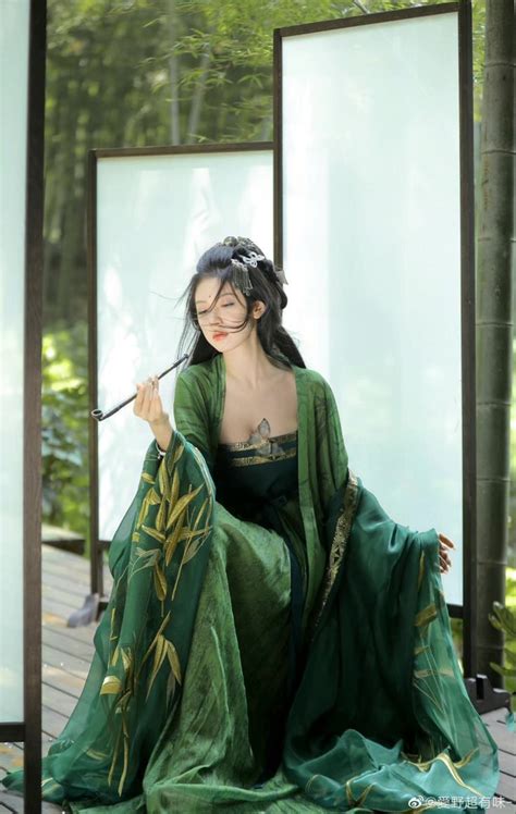 Pin By On Anachronistic Hanfu Chinese Fancy Dress Chinese Dress