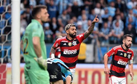 Em jogo quente Flamengo vence o Grêmio por 2 a 0 fora de casa e sai na