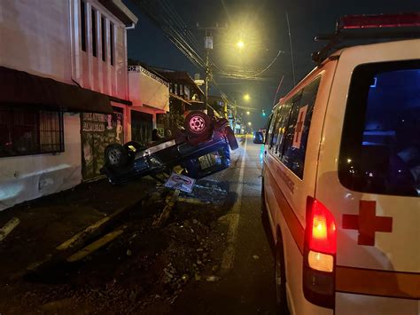 Dos aparatosos accidentes de tránsito dejaron varios heridos este