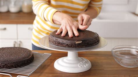 Here’s How to Decorate a Cake Like a Pro | Reader's Digest Canada