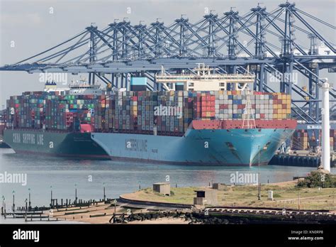 A Maersk Line Triple E De Buques Portacontenedores En El Terminal De