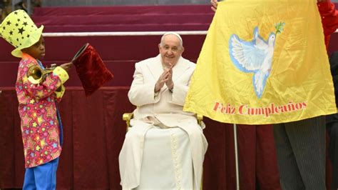 Francisco Celebra Sus A Os Junto A Los Ni Os De Familias Necesitadas