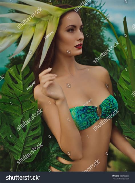 Sexy Bikini Girl Posing Beach Foto Stok 330726077 Shutterstock