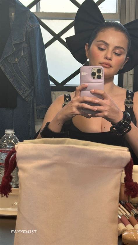 Selena Gomez Big Tits Selfie Fappenist