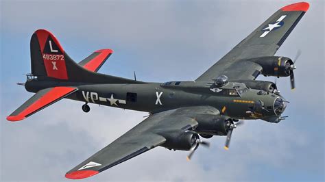 Un Bombardier Lourd B 17 Flying Fortress Est Entré En Collision Avec Un