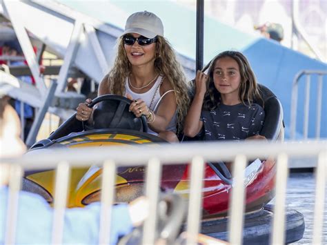 Rita Ora Disfrutó De Un Parque De Diversiones Junto A Su Familia Zoe Saldana Y Marco Perego