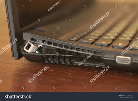 717 Shattered Laptop 图片、库存照片和矢量图 Shutterstock