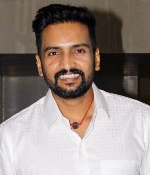 Complete bio data and profession details of actor Santhanam