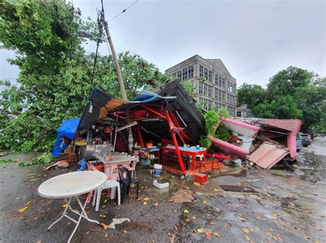 【视频】未有人命伤亡 槟岛暴风雨树倒毁庙