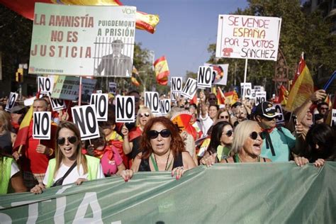 Miles De Personas Se Manifiestan En Barcelona Contra La Amnistía