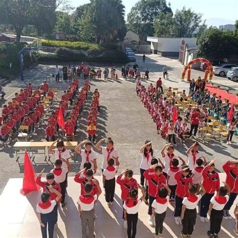 喜迎二十大 争做好队员｜蒙山县各级少先队组织开展建队73周年主题队日活动少先队员传承光荣感